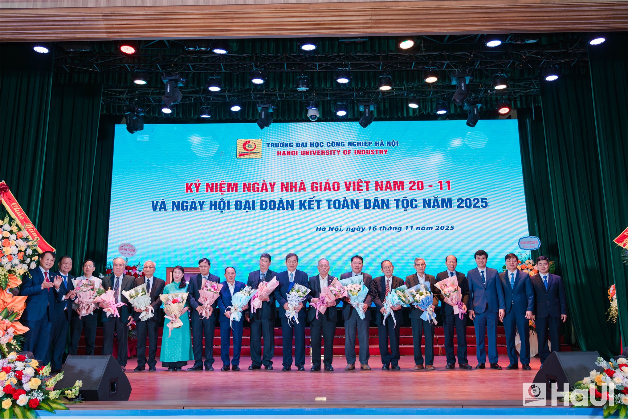 Cụ Khảo 90 tuổi phục hồi tai biến khỏe mạnh, nhận hoa tri ân tại Đại Học Công Nghiệp Hà Nội